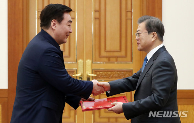 문재인 대통령이 7일 오전 청와대 본관에서 열린 신임 주한대사 신임장 제정식에 참석해 중국 싱 하이밍(邢海明) 대사로부터 신임장을 받고 있다. 사진=뉴시스