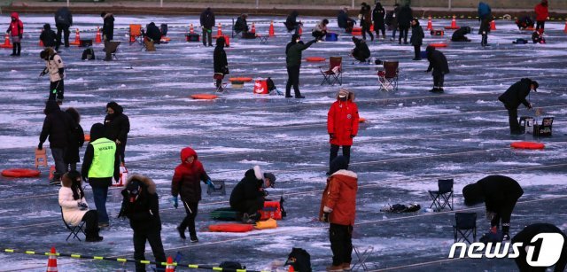 8일 이른 아침부터 강원 화천군 2020화천산천어축제장 얼음낚시터에서 관광객들이 산천어를 낚시를 즐기고 있다. 화천군은 이날부터 얼음낚시터를 재개했다.2020.2.8/뉴스1 © News1