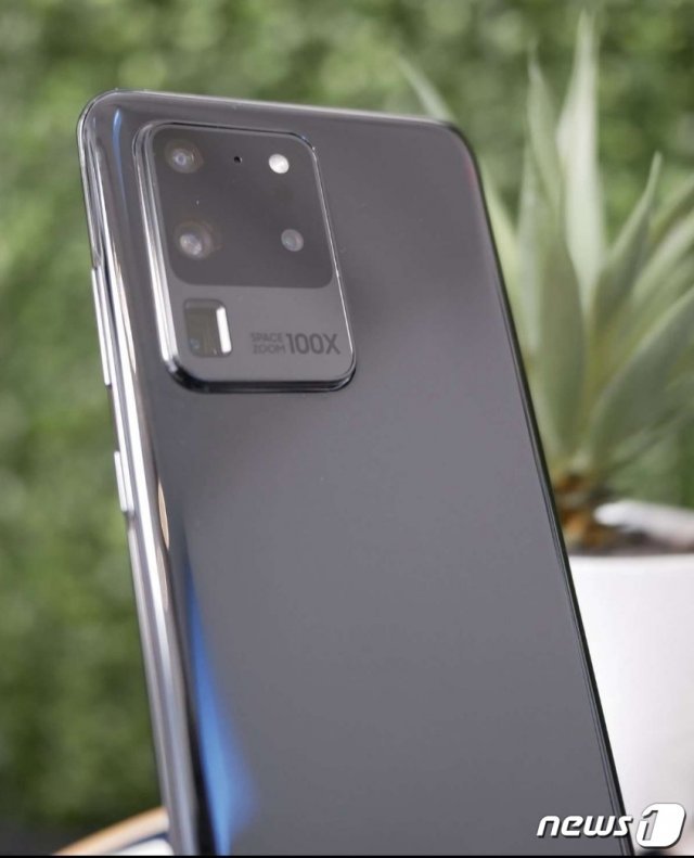 갤럭시 S20 실물이라며 온라인에 게재된 사진 <출처=트위터> © 뉴스1