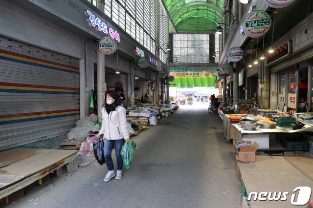 7일 오후 경기도 수원시 팔달구 미나리광시장이 신종 코로나 바이러스의 여파로 다소 한산한 모습을 보이고 있다. 2020.2.7/뉴스1 © News1