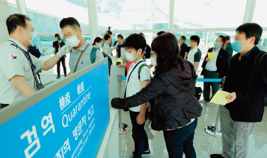 2018년 9월 10일 인천국제공항 제2터미널에 도착한 승객들을 대상으로 국립검역소 직원들이 체온을 재고 있다. [동아DB]