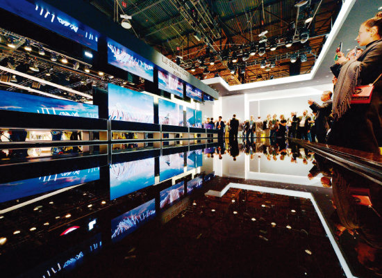 LG전자가 미국 라스베이거스에서 열린 CES 2020에서 롤러블 TV ‘LG 시그니처 올레드 R’를 시연해 관람객들의 이목을 집중시켰다. [사진 제공 · LG전자]