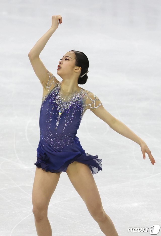 유영이 8일 서울 양천구 목동아이스링크에서 열린 2020 국제빙상경기연맹(ISU) 4대륙 피겨선수권대회 여자 싱글 프리스케이팅에서 은메달을 들어보이고 있다. 쇼트프로그램에서 73.55점을 따낸 유영은 프리스케이팅 점수를 합쳐 총점 223.23점을 받아 일본의 키히라 리카(232.34점)에게 9.11점 차로 밀려 은메달을 차지했다.2020.2.8/뉴스1 © News1