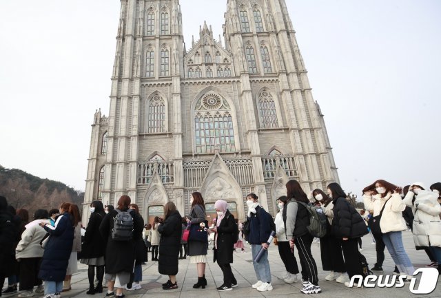 지난 2일 오후 서울 동대문구 경희대학교 평화의 전당에서 열린 한 아이돌 가수의 팬미팅을 보기 위해 모인 팬들이 마스크를 쓴 채 입장을 기다리고 있다. 2020.2.2/뉴스1 © News1