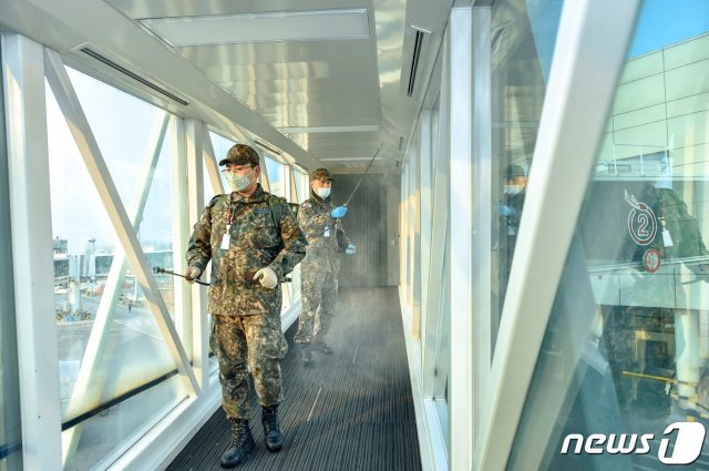 공군 제1전투비행단 장병들이 7일 오전 신종 코로나바이러스 감염증 확산을 방지하기 위해 광주공항을 방역하고 있다.(공군 제1전투비행단 제공) 2020.2.7/뉴스1