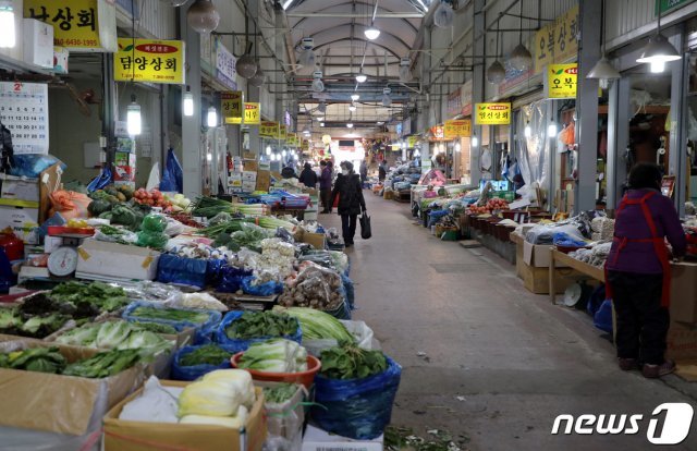 7일 오후 광주 동구 양동시장이 한산한 모습을 보이고 있다.2020.2.7/뉴스1© 뉴스1