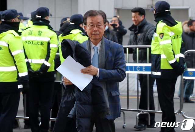 원혜영 더불어민주당 4·15총선 공천관리위원회 위원장이 9일 오전 전체회의에 참석하기 위해 서울 여의도 더불어민주당에 들어서고 있다. 이날 회의에서는 공관위에 후보 신청을 한 정봉주 전 의원의 적격 여부 결정이 내려질 예정이다. 2020.2.9/뉴스1 © News1