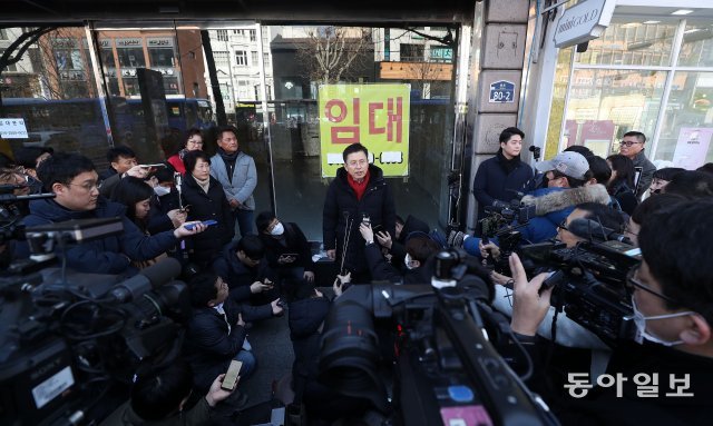 황교안 자유한국당 대표가 서울 종로구 젊음의 거리를 찾아 공실 상가 앞에서 모두발언을 하고 있다.