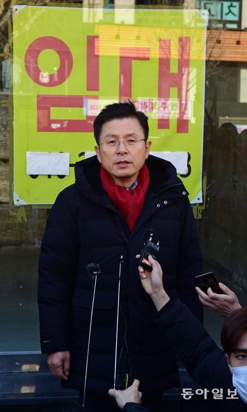 황교안 자유한국당 대표가 서울 종로구 관철동 ‘젊음의 거리’를 찾아 공실 상가를 살펴본 뒤 취재진의 질문에 답하고 있다.