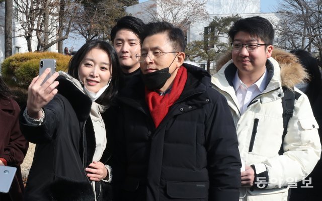 황교안 자유한국당 대표가 종로구 정독도서관을 방문해 청년당원들과 셀카 촬영을 하고 있다. 홍진환 기자 jean@donga.com