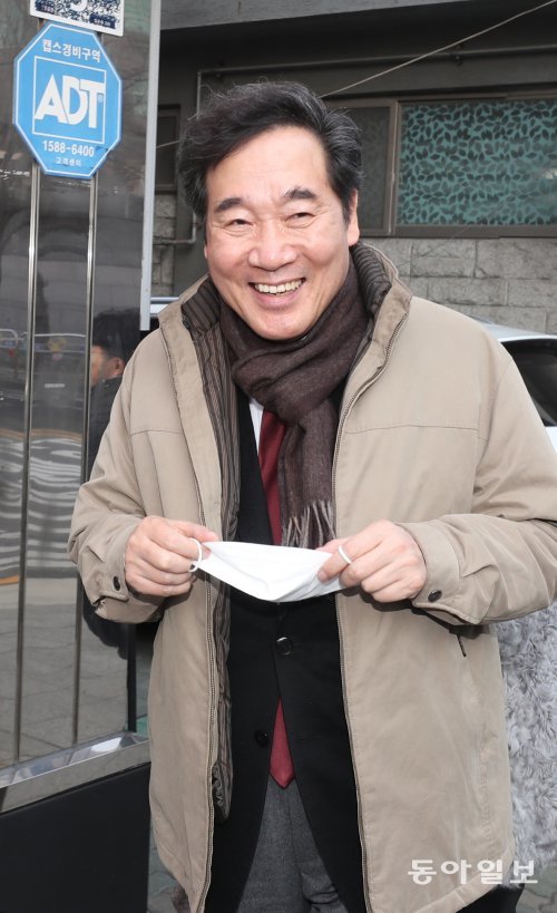 종로 지역구 출마 선언을 한 이낙역 전 총리가 서울 종로구 사직동 유세를 나서며 시민들과 인사를 나누고 있다. 홍진환 기자 jean@donga.com