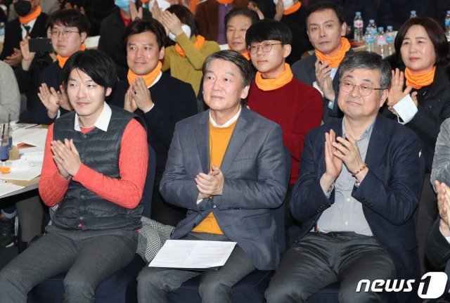 안철수 국민당 창당준비위원장이 9일 오후 서울 영등포구 하이서울유스호스텔에서 열린 국민당 창당 발기인대회에서 창당준비위원장에 선출되며 박수를 치고 있다. 2020.2.9/뉴스1 © News1