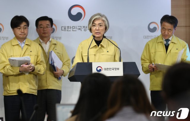 강경화 외교부 장관과 박능후 보건복지부 장관이 9일 오후 서울 종로구 세종로 정부서울청사 브리핑룸에서 열린 신종 코로나바이러스 감염증 대응 확대 중앙사고수습본부 회의 관련 브리핑 취재진의 질문을 받고 있다. 2020.2.9/뉴스1 © News1