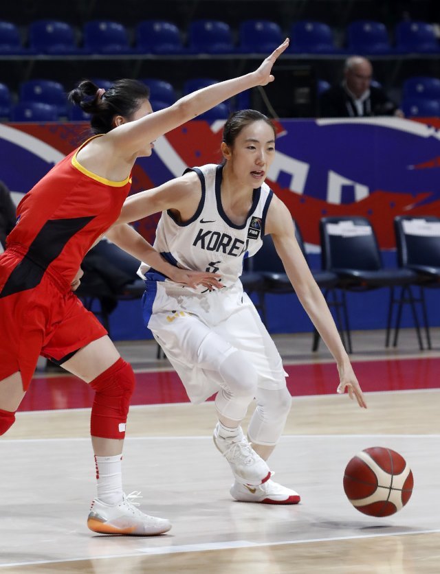 여자농구 박혜진(오른쪽)이 9일(현지시간) 세르비아 베오그라드에서 열린 2020 도쿄올림픽 여자농구 최종예선 B조 3차전 중국과 경기하고 있다. [베오그라드(세르비아)=AP/뉴시스]