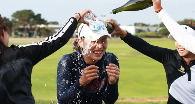 박희영이 9일 호주 빅토리아주 서틴스 비치 골프 링크스의 비치 코스에서 열린 미국여자프로골프(LPGA)투어 ISPS 한다 빅오픈에서 우승한 뒤 동료 선수들로부터 샴페인 세례를 받고 있다. 박희영은 2013년 이후 7년 만에 LPGA 우승을 맛봤다. 골프 오스트레일리아 제공