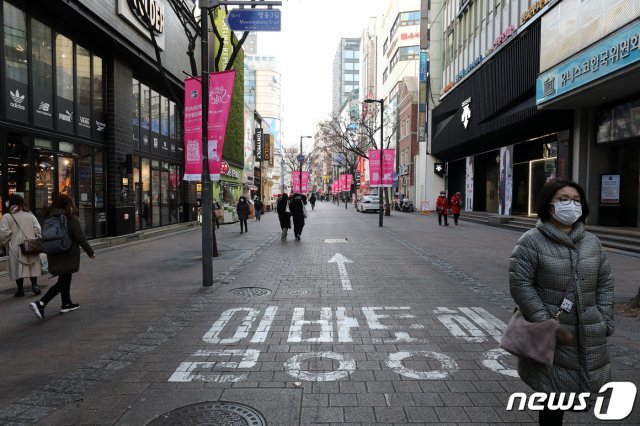 신종 코로나바이러스 감염증(우한폐렴) 확산이 우려되는 9일 서울 중구 명동 거리가 한산하다. © News1