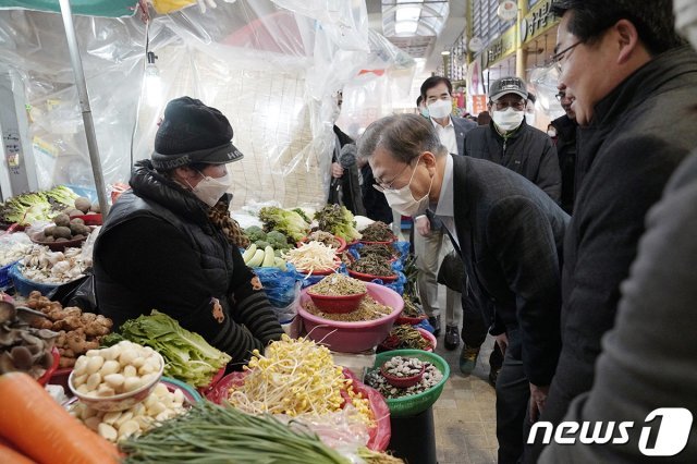 문재인 대통령이 9일 오후 충남 아산 온양온천 전통시장을 찾아 상인들에게 인사하고 있다. (청와대 제공)