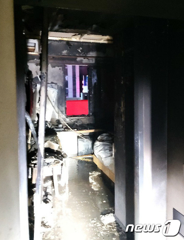 10일 오전 1시48분께 울산 남구 삼산동의 한 모텔에서 불이 나 객실이 전소돼 있다.(울산소방본부 제공)