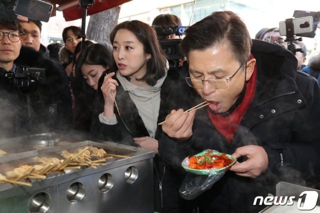 21대 총선에서 종로 지역구 출마선언을 한 황교안 자유한국당 대표가 9일 오후 서울 종로구의 한 분식집을 찾아 떡볶이를 먹고 있다. (자유한국당 제공)