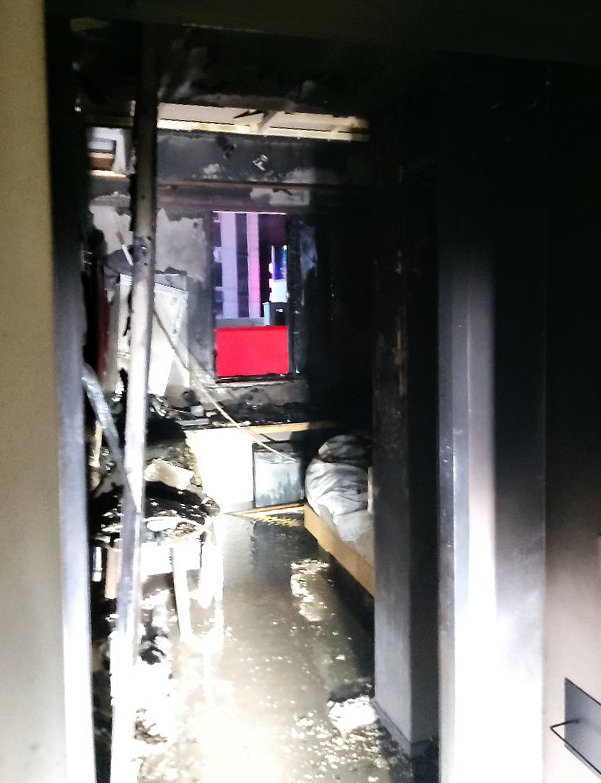 10일 오전 1시 48분경 울산 남구 삼산동의 한 모텔에서 불이 나 객실이 전소돼 있다. 사진=울산소방본부 제공