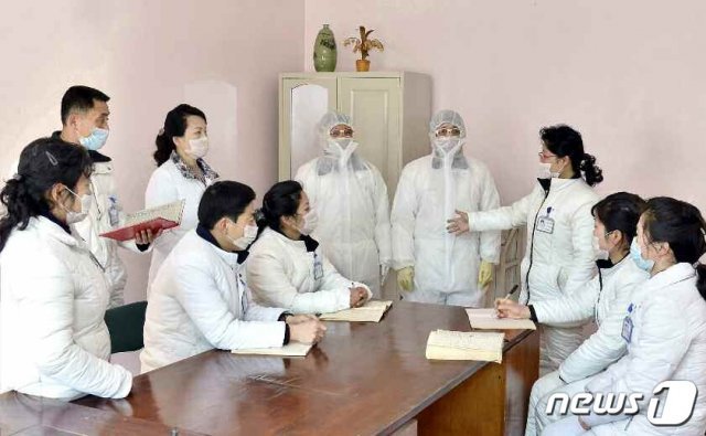 북한 노동당 기관지 노동신문은 10일 신형 코로나바이러스 감염증(우한 폐렴)을 막기 위한 예방소독 사업을 강도높게 전개하고 있다고 보도했다. 사진은 방역 대책을 논의하고 있는 대동강구역 청류종합진료소에서 의료진들. 뉴스1