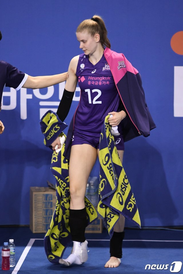 경기 중 부상으로 교체된 흥국생명 루시아(KOVO 제공).