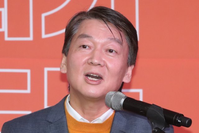 안철수 국민당(가칭) 창당준비위원장이 9일 오후 서울 영등포구 하이서울유스호스텔에서 열린 국민당 창당 발기인대회에서 창당준비위원장 수락연설을 하고 있다. 사진=뉴스1