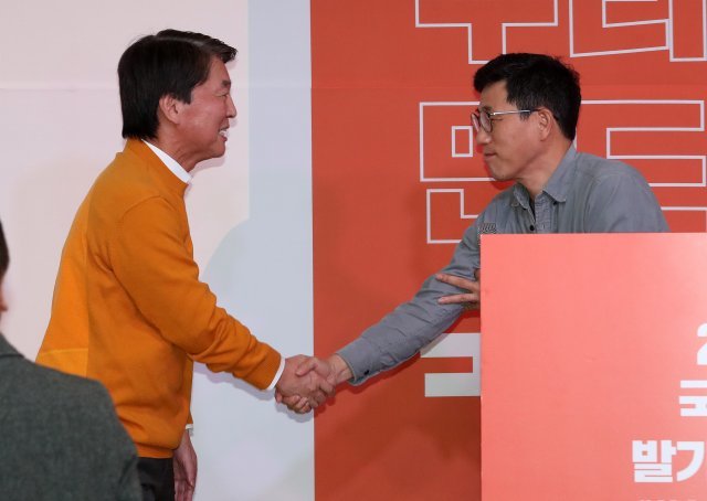 안철수 국민당(가칭) 창당준비위원장이 9일 오후 서울 영등포구 하이서울유스호텔에서 열린 국민당 창당 발기인대회에서 진중권 전 동양대학교 교수와 인사를 나누고 있다. 사진=뉴스1