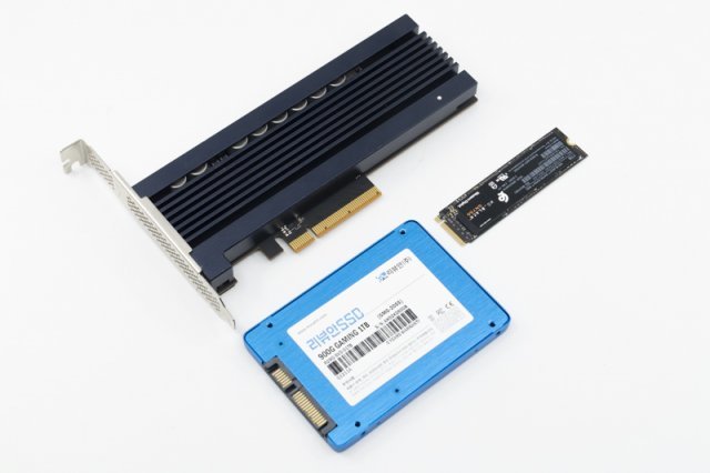 삼성전자 PM1725B와 SATA3 2.5인치 SSD(아래), M.2 NVMe SSD(우측)(출처=IT동아)