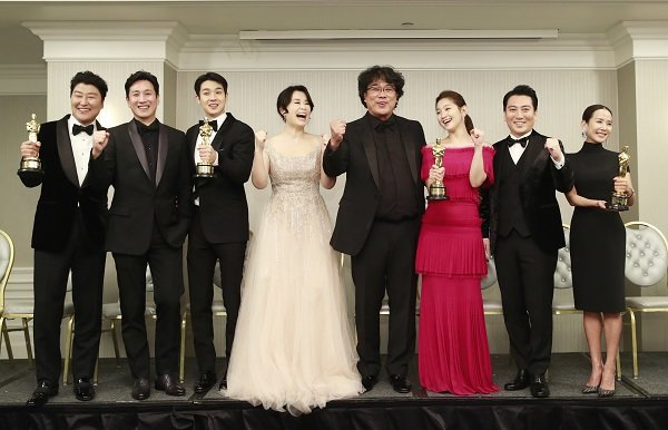 배우 송강호(왼쪽부터), 이선균, 최우식, 장혜진, 봉준호 감독, 박소담, 박명훈, 조여정이 9일(현지시간) 오후 미국 로스앤젤레스 더 런던 웨스트 할리우드에서 열린 제92회 아카데미 시상식 영화 ‘기생충’(감독 봉준호) 기자회견에 앞서 포즈를 취하고 있다. 사진=뉴스1