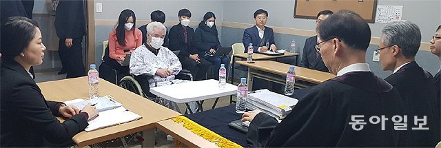 10일 오전 법정이 아닌 경기도의 한 병원에서 중증 치매를 앓는 살인 혐의 피고인 A 씨(휠체어에 앉은 사람)에 
대한 선고 공판이 열렸다. 이날 재판부는 A 씨에게 징역 3년을 선고하면서도 입원 치료를 계속 받을 수 있도록 집행을 5년간 
유예했다. 김예지 기자 yeji@donga.com