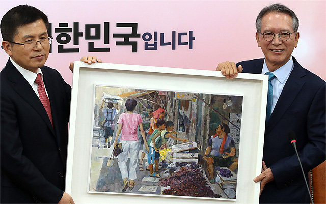 김형오 공관위원장이 지난달 23일 위원장 임명식에서 서민의 삶을 그린 그림을 선물하고 있다.