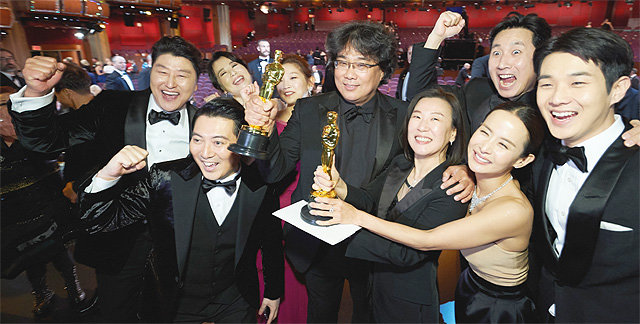 제92회 아카데미 시상식에서 4관왕을 달성한 영화 ‘기생충’의 봉준호 감독(가운데), 곽신애 바른손이앤에이 대표(오른쪽에서 네 
번째)를 비롯한 출연진이 환호했다. AMPAS 홈페이지