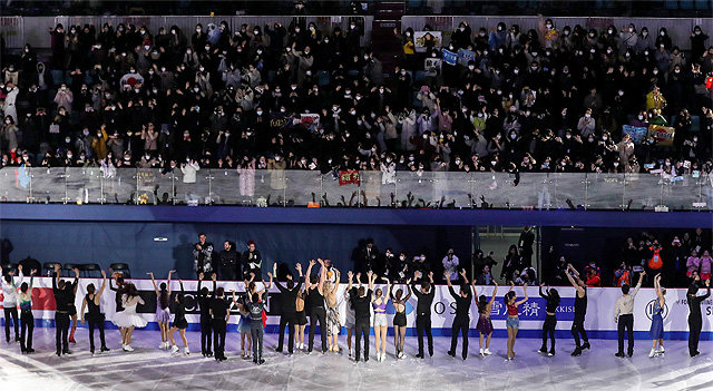 9일 서울 목동아이스링크에서 끝난 4대륙 피겨선수권대회는 엄격한 방역 조치 속에 세계적인 선수들을 보려는 관중으로 흥행에도 성공했다. 수원 제공·뉴시스