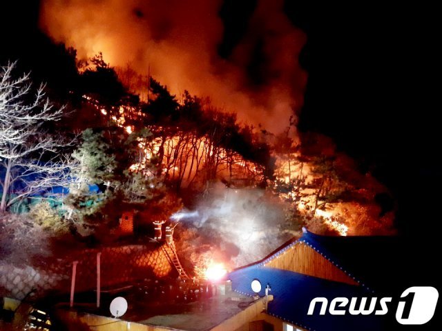 10일 오후 9시43분쯤 인천시 부평구 산곡동 철마산 에 있는 보각사에서 불이 나 철마산까지 번졌다.(인천부평소방서제공)2020.2.11/뉴스1 © News1