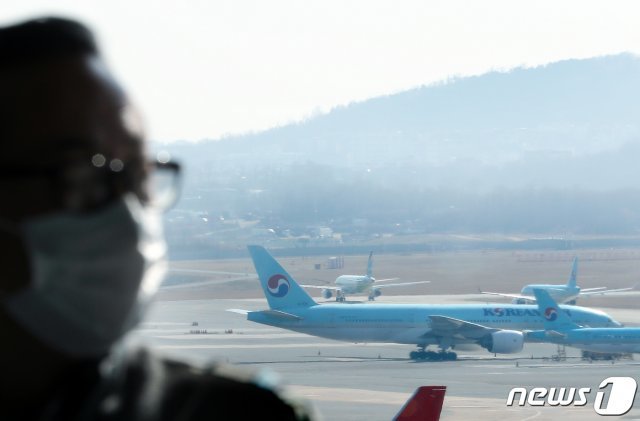 신종 코로나바이러스 감염증(우한폐렴) 대응 확대 중앙사고수습본부 회의를 앞둔 9일 서울 강서구 김포공항 계류장에 대한항공 여객기가 세워져 있다. 2020.2.9/뉴스1 © News1