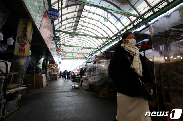 신종 코로나바이러스 감염증(우한 폐렴)의 확산 우려가 커지고 있는 지난 9일 서울 종로구 광장시장이 한산한 모습을 보이고 있다.2020.2.9/뉴스1 © News1