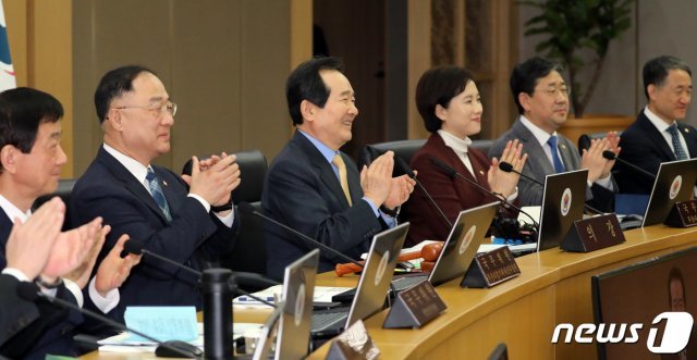 정세균 국무총리를 비롯한 국무위원들이 11일 정부세종청사 국무조정실 국무회의장에서 열린 서울-세종 영상 국무회의에 앞서 지난 10일 아카데미 시상식에서 4관왕에 오른 영화 ‘기생충’의 봉준호 감독과 출연 배우들에게 축하 박수를 치고 있다. © News1