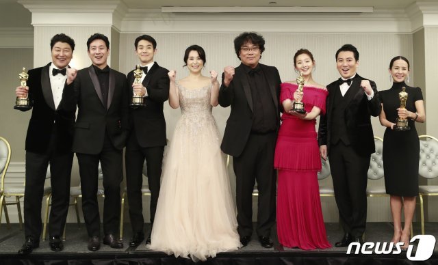 배우 송강호(왼쪽부터), 이선균, 최우식, 장혜진, 봉준호 감독, 박소담, 박명훈, 조여정이 9일(현지시간) 오후 미국 로스앤젤레스 더 런던 웨스트 할리우드에서 열린 제92회 아카데미 시상식 영화 ‘기생충’(감독 봉준호) 기자회견에 앞서 포즈를 취하고 있다. © News1