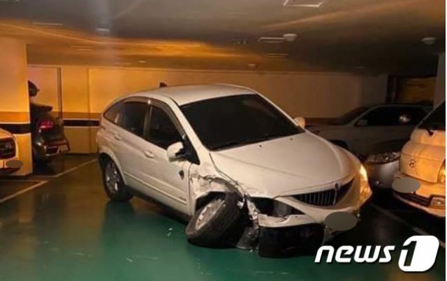 충북 청주흥덕경찰서는 도로교통법위반(음주운전) 등 혐의로 A씨(41)를 불구속 입건했다고 11일 밝혔다. 파손된 A씨 차량. (독자 제공) © 뉴스1