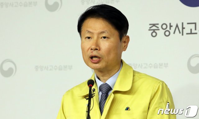 김강립 보건복지부 차관이 6일 정부세종청사 보건복지부 브리핑실에서 신종 코로나바이러스감염증 중앙사고수습본부 정례 브리핑을 하고 있다. 보건복지부는 마스크 및 손세정제의 생산업자와 도매업자에게 출하 및 판매시 식품의약품안전처에 단가, 수량 등을 의무 신고하는 방안을 추진한다고 밝혔다./뉴스1 © News1
