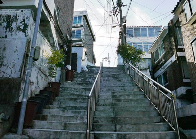 영화 속 기택의 동네 계단. 여느 주택가에서 볼 수 있는 계단이다.
