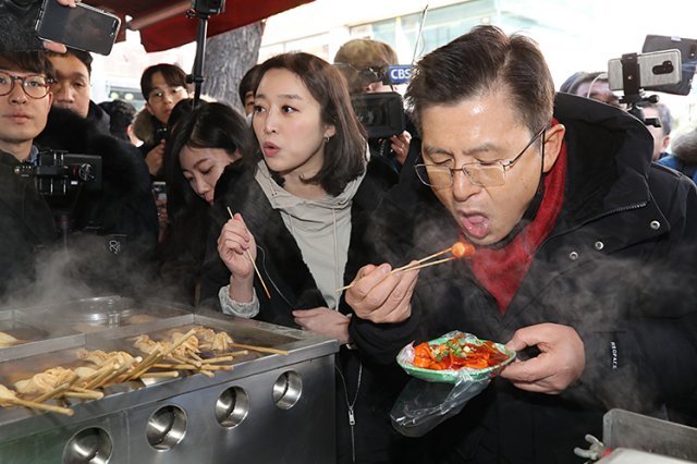 4·15 총선에서 종로 지역구 출마선언을 한 황교안 자유한국당 대표가 9일 오후 서울 종로구의 한 분식집을 찾아 떡볶이를 먹고 있다. 사진=자유한국당 제공