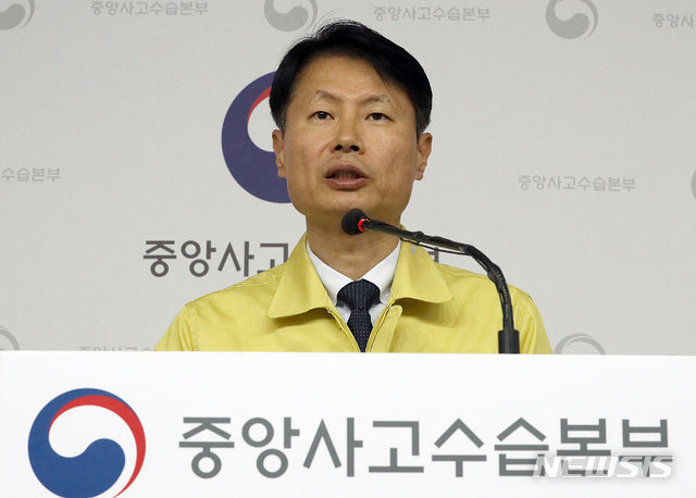 김강립 신종 코로나바이러스 감염증 중앙사고수습본부 부본부장(보건복지부 차관)이 11일 정례브리핑을 하고 있다. 사진=뉴시스