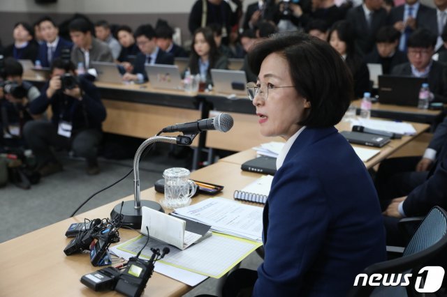 추미애 법무부장관이 11일 오후 경기 과천시 법무부청사에서 열린 취임 첫 기자간담회에서 현안 관련 모두발언을 하고 있다. © News1