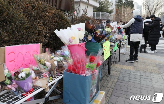 7일 서울 송파구의 한 고등학교 졸업식에서 신종코로나감염증의 여파로 상인들이 진열한 꽃들이 외면당하고 있다. 신종코로나바이러스 감염증(신종코로나) 확산 우려에 졸업식 특수가 사라지면서 꽃집과 화훼농가가 큰 타격을 입고 있다. 2020.2.7./뉴스1 © News1