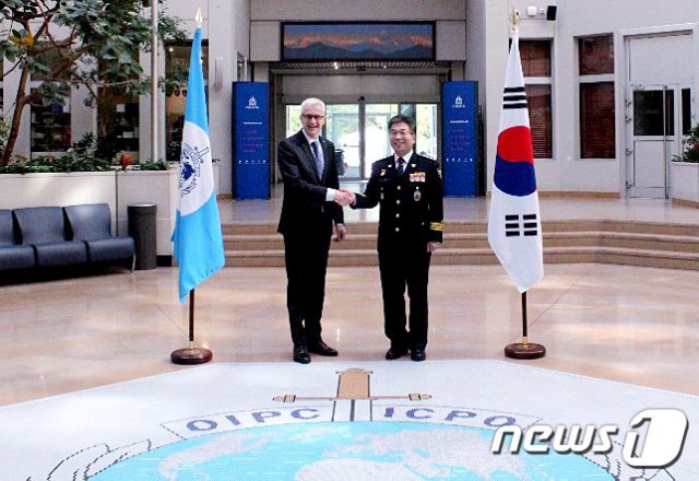 민갑룡 경찰청장이 지난해 4월 프랑스 리옹 소재 인터폴 사무총국 방문당시 위르겐 스톡 인터폴 사무총장과 악수를 나누고 있다. © News1