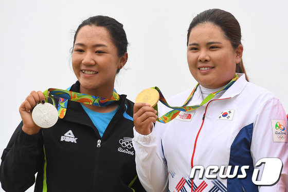 지난 2016년 리우하계올림픽 여자 골프에서 금메달을 획득한 한국의 박인비와 은메달을 획득한 뉴질랜드의 리디아고가 20일(현지시간) 브라질 리우데자네이루 올림픽 골프 코스에서 열린 시상식에서 메달을 들어보이고 있다.© News1