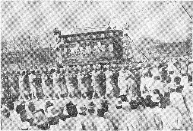 고종 황제 인산일인 1919년 3월 3일 대한문 앞을 지나는 황제의 대여. 스코필드 박사가 직접 촬영한 것이다.