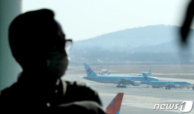 신종 코로나바이러스 감염증(우한폐렴) 대응 확대 중앙사고수습본부 회의를 앞둔 9일 서울 강서구 김포공항 계류장에 대한항공 여객기가 세워져 있다. 2020.2.9/뉴스1 © News1